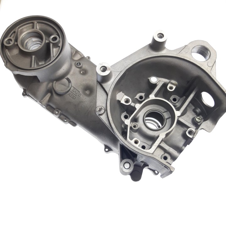 Crankcase, L.