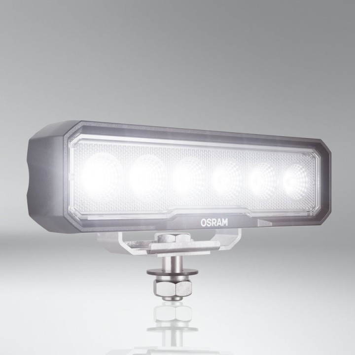 Lampa Osram VX150-WD świecąca na szarym tle, widoczny rozsył światła