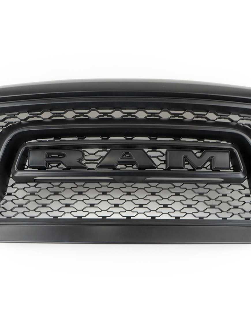 Grill z emblematem RAM w kolorze czarnym do RAM Rebel OFD