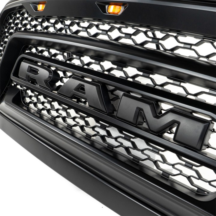 Grill z emblematem RAM w kolorze czarnym OFD
