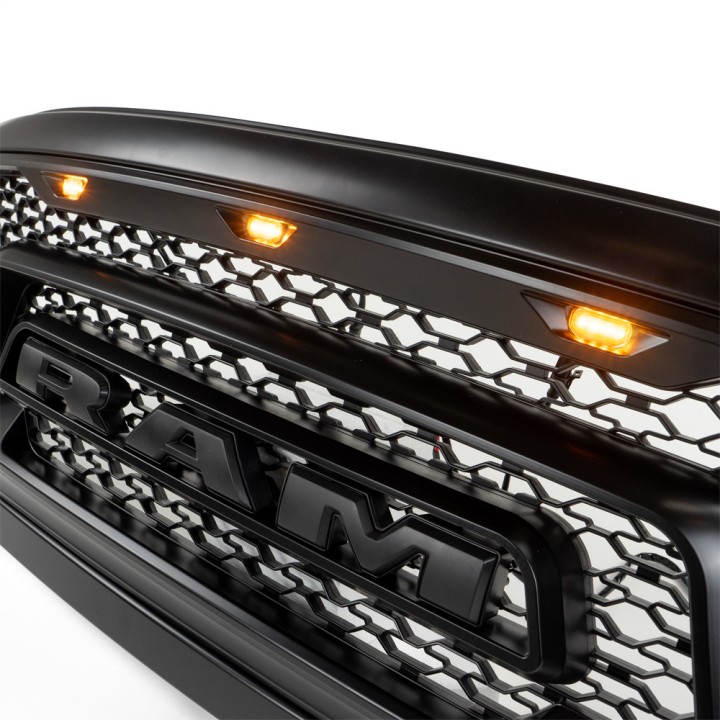 Grill z emblematem RAM w kolorze czarnym OFD