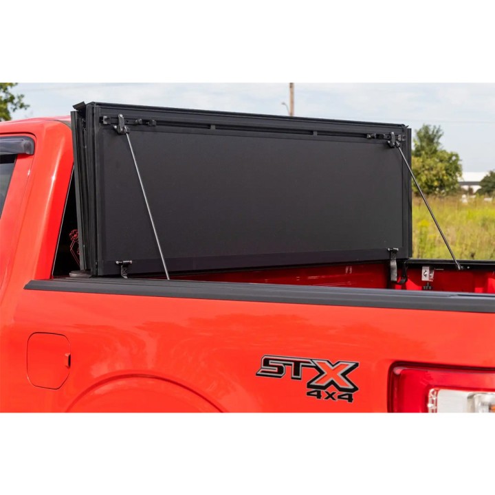 Twarda pokrywa paki tri-fold flip up Rough Country 5'7"