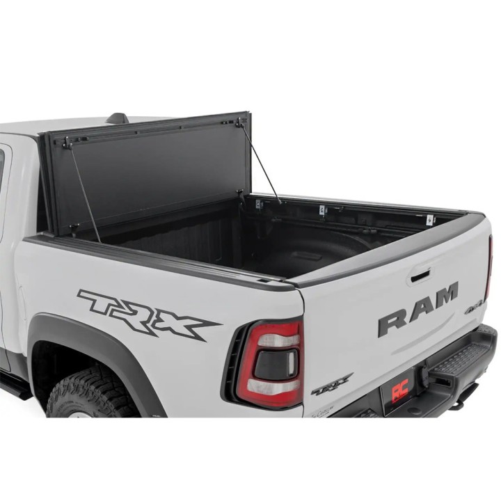Twarda pokrywa paki tri-fold flip up Rough Country 5'7"