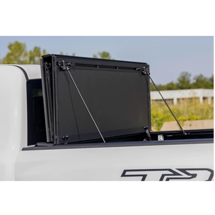 Twarda pokrywa paki tri-fold flip up Rough Country 5'7"