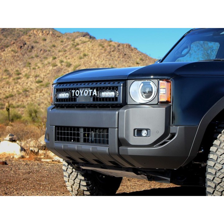 Zestaw dwóch lamp LAZER ST4 Evolution z systemem montażu w fabrycznym grillu - Toyota Land Cruiser 250 (2024 -) - ujęcie 7