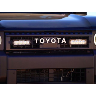 Zestaw dwóch lamp LAZER ST4 Evolution z systemem montażu w fabrycznym grillu - Toyota Land Cruiser 250 (2024 -) - ujęcie 2