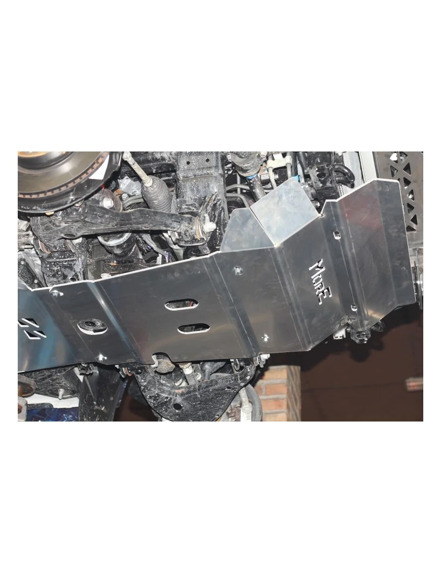 Aluminiowa przednia osłona podwozia, silnika - Toyota Hilux REVO