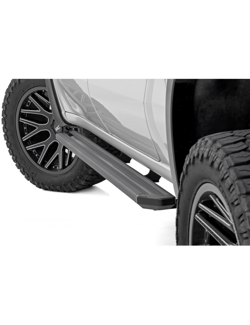 Progi, stopnie boczne Rough Country Multi-Color LED CrewMax