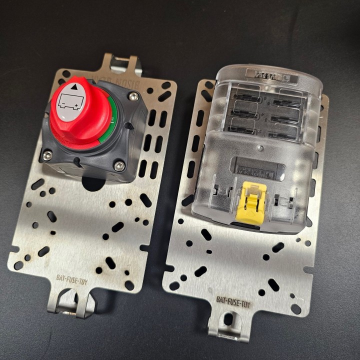 Mocowanie bezpieczników na akumulator