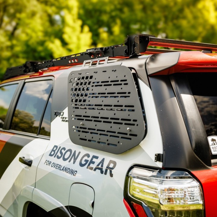 Zewnętrzny panel MOLLE Bison Gear - Toyota 4Runner 5. gen. - Strona: Prawa, Relingi fabryczne - ujęcie 4