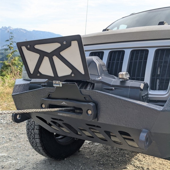 Cascadia 4x4 Flipster V3 CHF101 — uchylny uchwyt tablicy rejestracyjnej przed wyciągarką