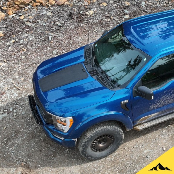Cascadia 4x4 VSS System™ 2.0 CHF154 — panel solarny na maskę Ford F-150 2021–2026 i Super Duty 2017–2026 - ujęcie 5
