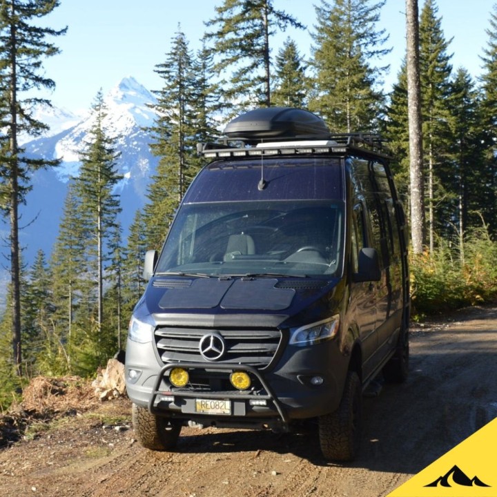 Cascadia 4x4 VSS System™ 2.0 CHF152 — panel solarny 86 W na maskę Mercedes Sprinter VS30 2019–2025 - ujęcie 4