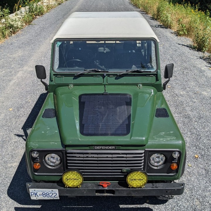 Cascadia 4x4 VSS System™ 1.0 CHF134CV — komplet solarny 75 W na maskę Land Rover Defender 1983–2006 - ujęcie 3