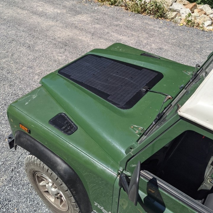 Cascadia 4x4 VSS System™ 1.0 CHF134CV — komplet solarny 75 W na maskę Land Rover Defender 1983–2006 - ujęcie 4