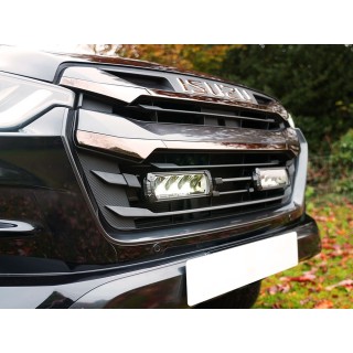 Zestaw dwóch lamp LAZER TRIPLE-R 750 (Gen2) z systemem montażu w fabrycznym grillu - Isuzu D-Max (2023 -) - ujęcie 2