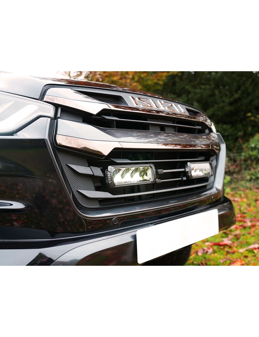 Zestaw dwóch lamp LAZER TRIPLE-R 750 (Gen2) z systemem montażu w fabrycznym grillu - Isuzu D-Max (2023 -)