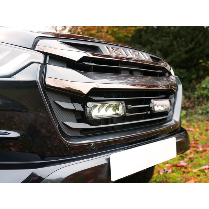 Zestaw dwóch lamp LAZER TRIPLE-R 750 (Gen2) z systemem montażu w fabrycznym grillu - Isuzu D-Max (2023 -) - ujęcie 2