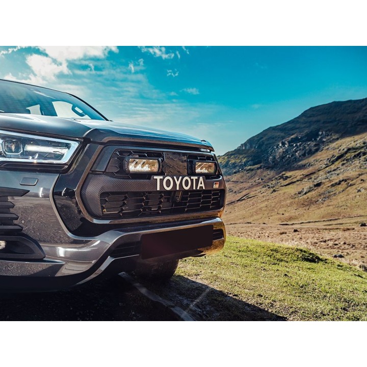 Zestaw dwóch lamp LAZER TRIPLE-R 750 (Gen2) z systemem montażu w fabrycznym grillu - Toyota Hilux GR Sport (2022 - 2024)