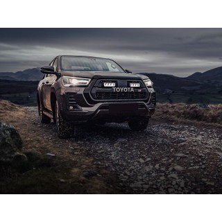Zestaw dwóch lamp LAZER TRIPLE-R 750 (Gen2) z systemem montażu w fabrycznym grillu - Toyota Hilux GR Sport (2022  - ujęcie 2