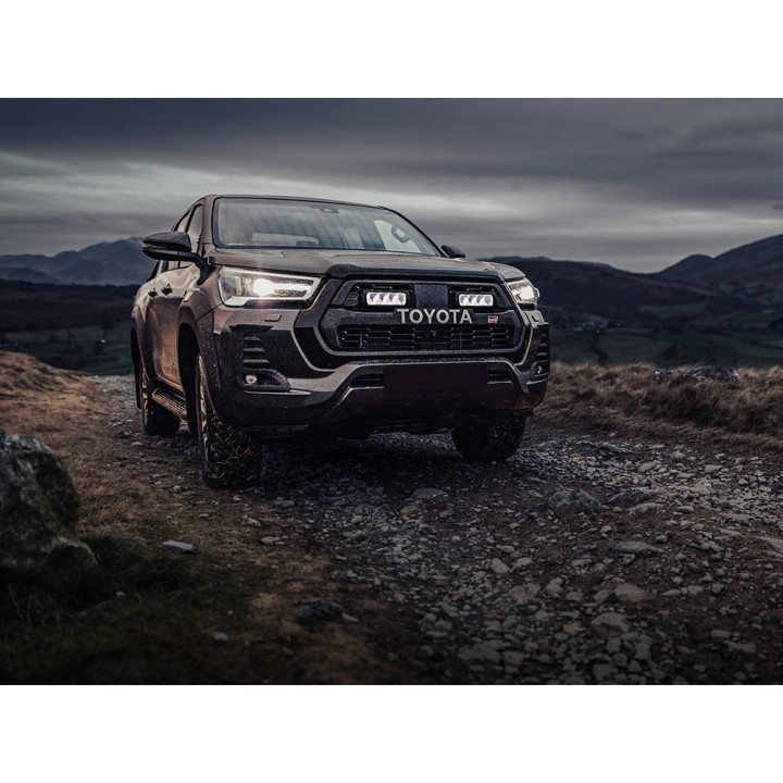 Zestaw dwóch lamp LAZER TRIPLE-R 750 (Gen2) z systemem montażu w fabrycznym grillu - Toyota Hilux GR Sport (2022  - ujęcie 2