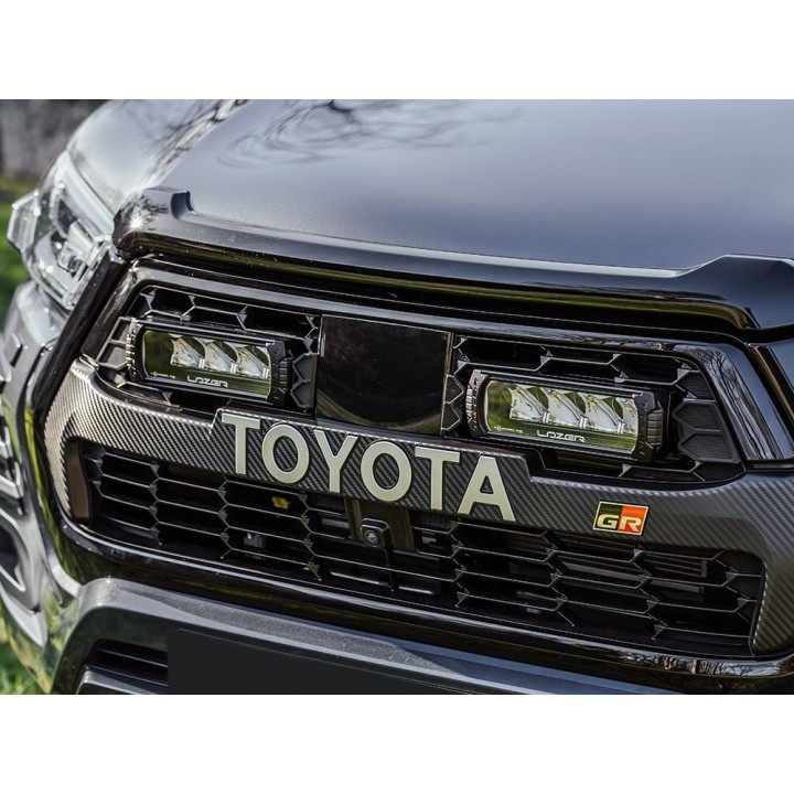 Zestaw dwóch lamp LAZER TRIPLE-R 750 (Gen2) z systemem montażu w fabrycznym grillu - Toyota Hilux GR Sport (2022  - ujęcie 3