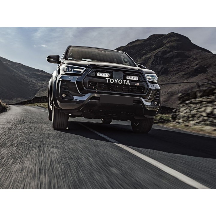Zestaw dwóch lamp LAZER TRIPLE-R 750 (Gen2) z systemem montażu w fabrycznym grillu - Toyota Hilux GR Sport (2022  - ujęcie 4