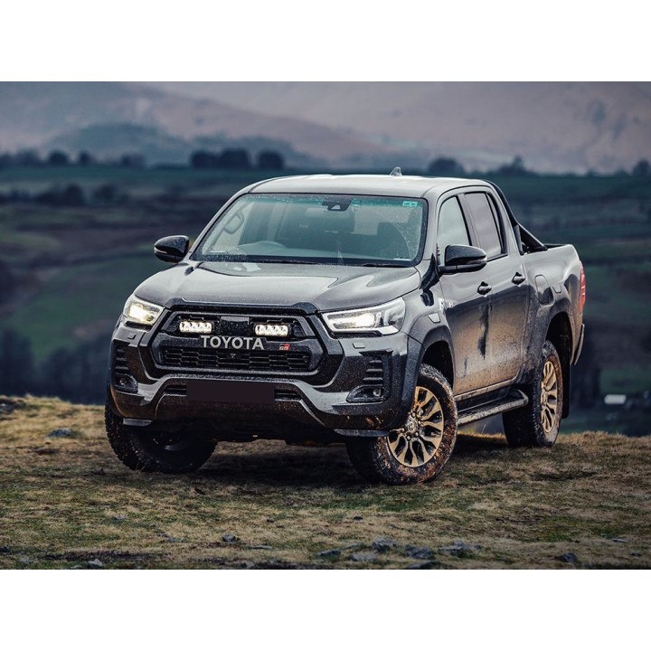 Zestaw dwóch lamp LAZER TRIPLE-R 750 (Gen2) z systemem montażu w fabrycznym grillu - Toyota Hilux GR Sport (2022  - ujęcie 5