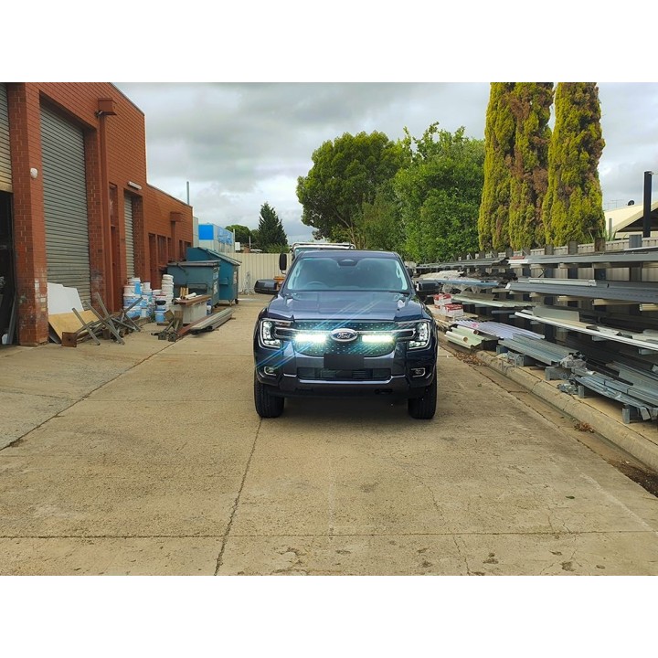 Zestaw dwóch lamp LAZER TRIPLE-R 850 Elite (Gen2) z systemem montażu w fabrycznym grillu – Ford Ranger Wildtrak - ujęcie 3