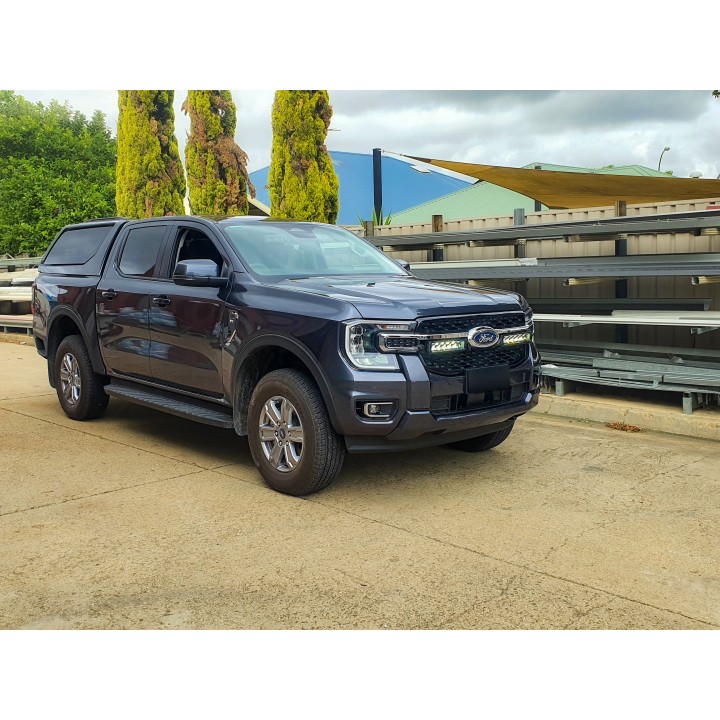 Zestaw dwóch lamp LAZER TRIPLE-R 850 Elite (Gen2) z systemem montażu w fabrycznym grillu – Ford Ranger Wildtrak - ujęcie 5
