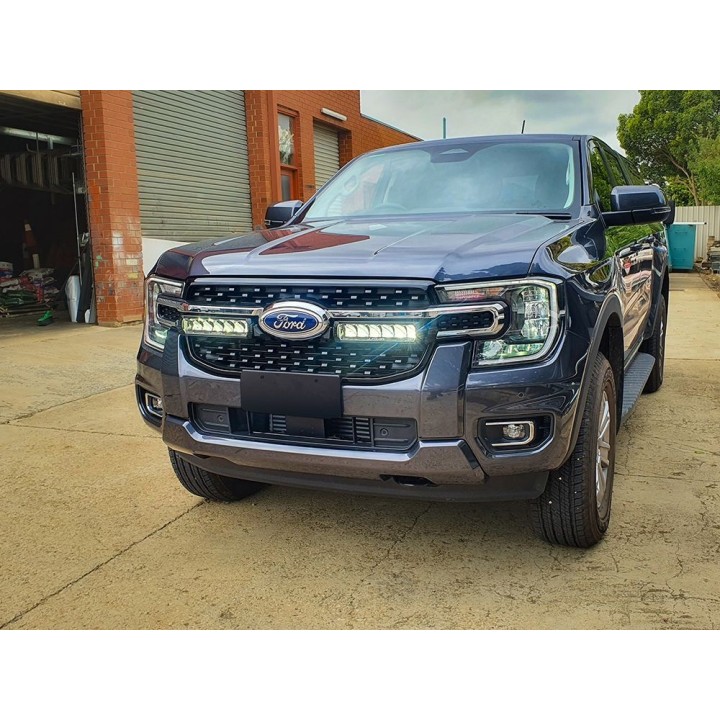Zestaw dwóch lamp LAZER TRIPLE-R 850 Elite (Gen2) z systemem montażu w fabrycznym grillu – Ford Ranger Wildtrak - ujęcie 6