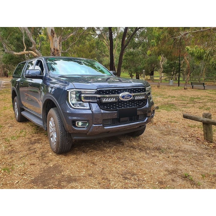 Zestaw dwóch lamp LAZER TRIPLE-R 850 Elite (Gen2) z systemem montażu w fabrycznym grillu – Ford Ranger Wildtrak - ujęcie 7