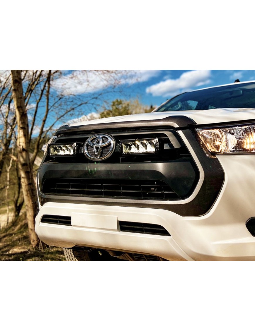 Zestaw dwóch lamp LAZER TRIPLE-R 750 BEACON (Gen2) z systemem montażu w fabrycznym grillu - Toyota Hilux (2021 - )