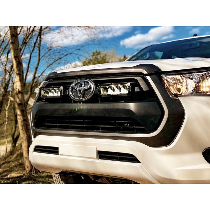 Zestaw dwóch lamp LAZER TRIPLE-R 750 BEACON (Gen2) z systemem montażu w fabrycznym grillu - Toyota Hilux (2021 - )