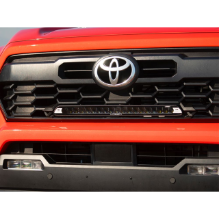 Zestaw lampy LAZER Linear 18 - z systemem montażu w fabrycznym grillu - Toyota Tacoma TRD (2024 -)