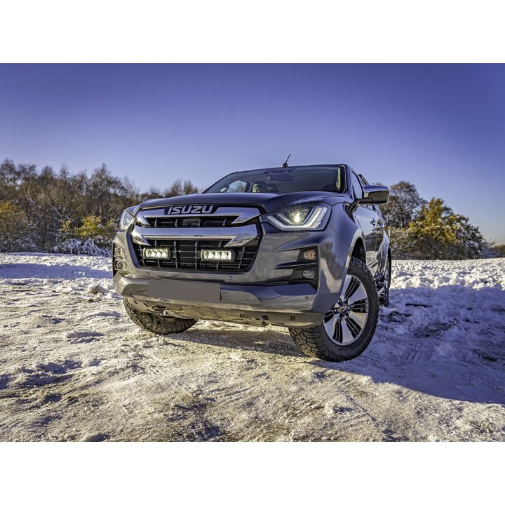 Zestaw dwóch lamp LAZER TRIPLE-R 750 Elite (Gen2) z systemem montażu w fabrycznym grillu - Isuzu D-Max (2021 - 2022)