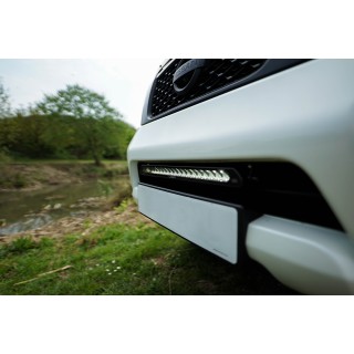 Mocowanie lampy LAZER Linear 18 nad tablicą rejestracyjną - Nissan Navara NP300 (2015 -)