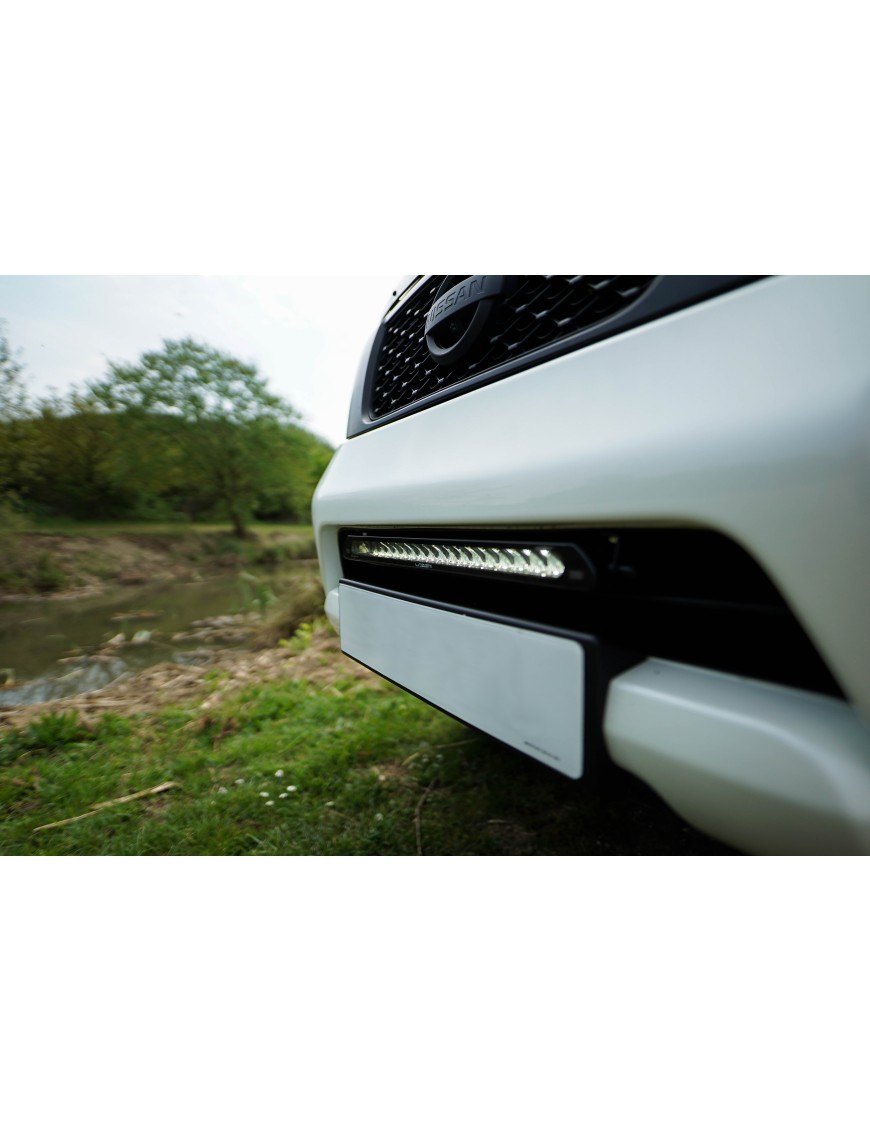 Mocowanie lampy LAZER Linear 18 nad tablicą rejestracyjną - Nissan Navara NP300 (2015 -)