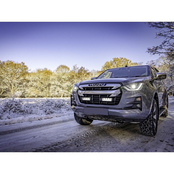 Zestaw dwóch lamp LAZER TRIPLE-R 750 Elite (Gen2) z systemem montażu w fabrycznym grillu - Isuzu D-Max (2021 - 2022) - ujęcie 2