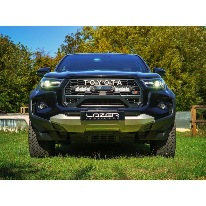 Zestaw dwóch lamp LAZER TRIPLE-R 750 (Gen2) z systemem montażu w fabrycznym grillu - Toyota Hilux GR Sport II (2025 - ujęcie 2