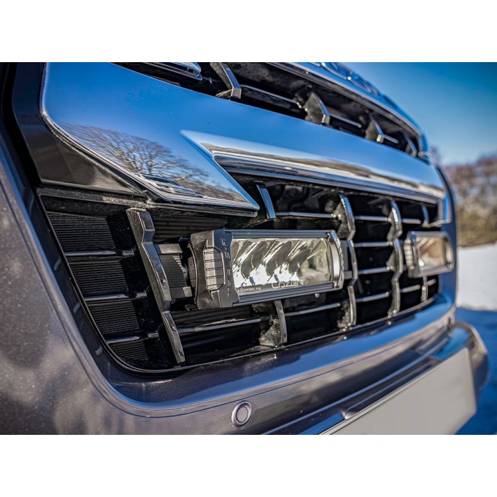 Zestaw dwóch lamp LAZER TRIPLE-R 750 Elite (Gen2) z systemem montażu w fabrycznym grillu - Isuzu D-Max (2021 - 2022) - ujęcie 3