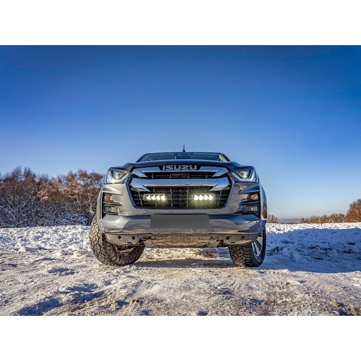 Zestaw dwóch lamp LAZER TRIPLE-R 750 Elite (Gen2) z systemem montażu w fabrycznym grillu - Isuzu D-Max (2021 - 2022) - ujęcie 4