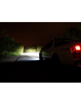 Mocowanie lampy LAZER Linear 18 nad tablicą rejestracyjną - Nissan Navara NP300 (2015 -)