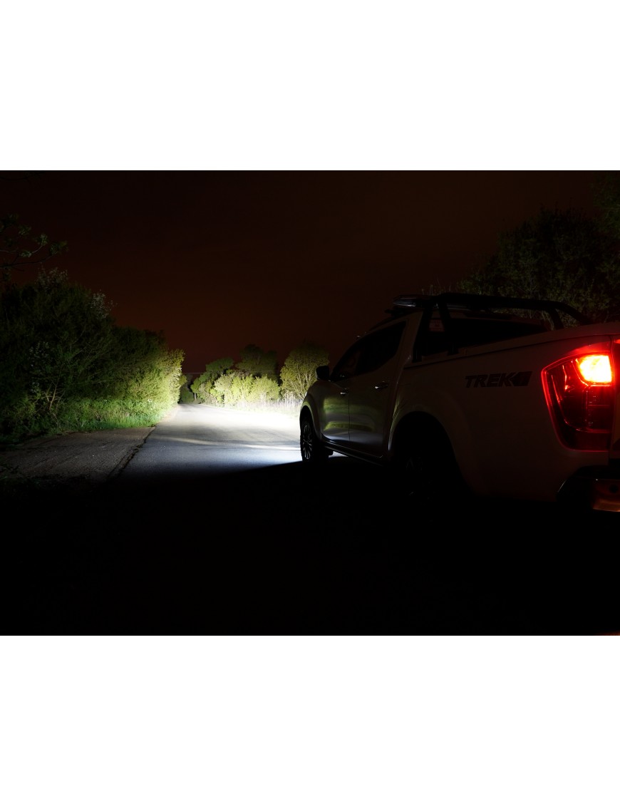 Mocowanie lampy LAZER Linear 18 nad tablicą rejestracyjną - Nissan Navara NP300 (2015 -)