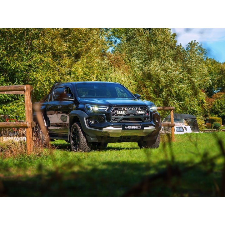 Zestaw dwóch lamp LAZER TRIPLE-R 750 (Gen2) z systemem montażu w fabrycznym grillu - Toyota Hilux GR Sport II (2025 - ujęcie 7
