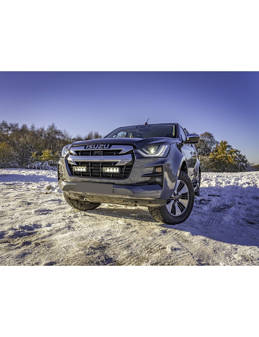 Zestaw dwóch lamp LAZER TRIPLE-R 750 (Gen2) z systemem montażu w fabrycznym grillu - Isuzu D-Max (2021 - 2022)