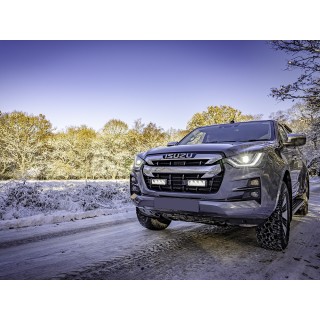 Zestaw dwóch lamp LAZER TRIPLE-R 750 (Gen2) z systemem montażu w fabrycznym grillu - Isuzu D-Max (2021 - 2022) - ujęcie 2