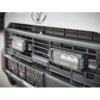 Zestaw dwóch lamp LAZER Triple-R 750 z systemem montażu w fabrycznym grillu - Toyota Proace Max (2023 - ) - ujęcie 2