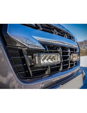 Zestaw dwóch lamp LAZER TRIPLE-R 750 (Gen2) z systemem montażu w fabrycznym grillu - Isuzu D-Max (2021 - 2022)