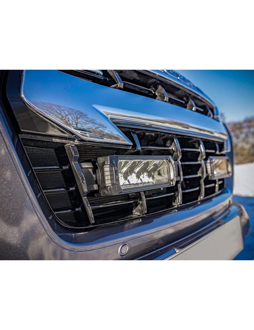 Zestaw dwóch lamp LAZER TRIPLE-R 750 (Gen2) z systemem montażu w fabrycznym grillu - Isuzu D-Max (2021 - 2022)